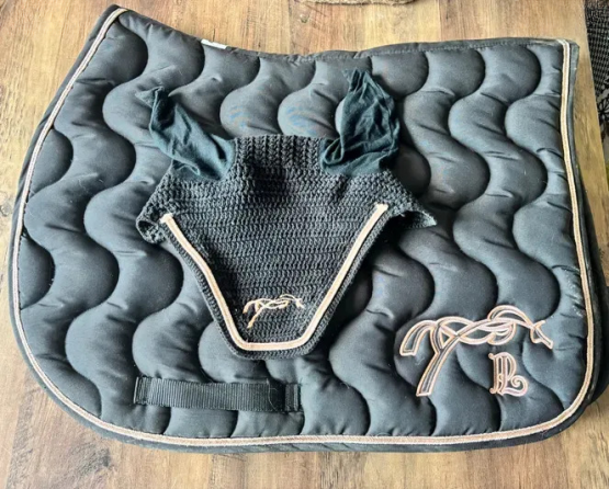 Lot tapis & bonnet Pénélope Leprevost noir (cheval) occasion