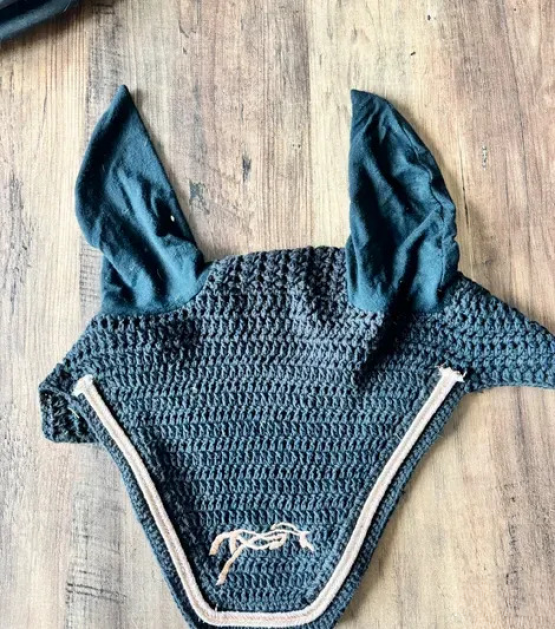 Lot tapis & bonnet Pénélope Leprevost noir (cheval) occasion