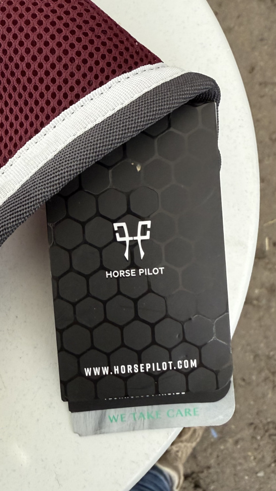 Bonnet Horse Pilot bordeaux (cheval) neuf occasion Bonnet Horse Pilot bordeaux (cheval) neuf occasion