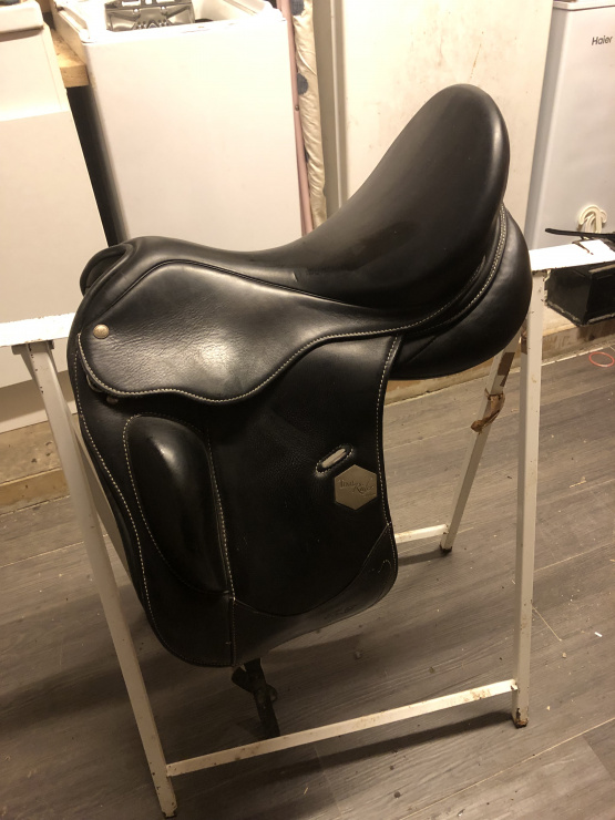 Selle dressage Time Rider Marie France 18 pouces (2020) occasion