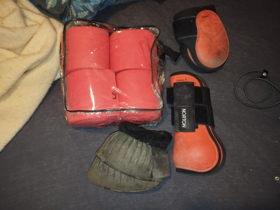 Lot guêtres, protège boulets, cloches et bandes (cheval) occasion