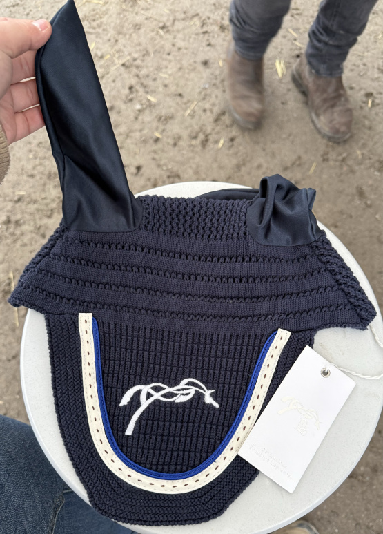 Bonnet Pénélope Leprévost bleu marine (cheval) neuf occasion Bonnet Pénélope Leprévost bleu marine (cheval) neuf occasion