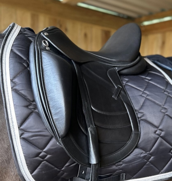 Selle dressage Éric Thomas Fitter 17 pouces (2024) occasion
