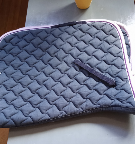 Tapis de selle Equithème bleu (cheval) occasion Tapis de selle Equithème bleu (cheval) occasion