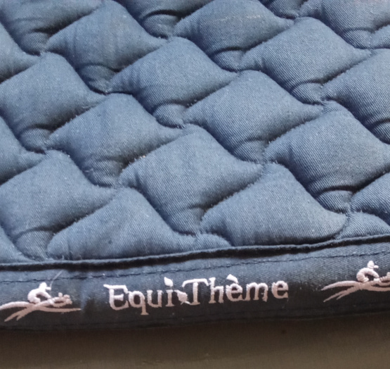 Tapis de selle Equithème bleu (cheval) occasion Tapis de selle Equithème bleu (cheval) occasion