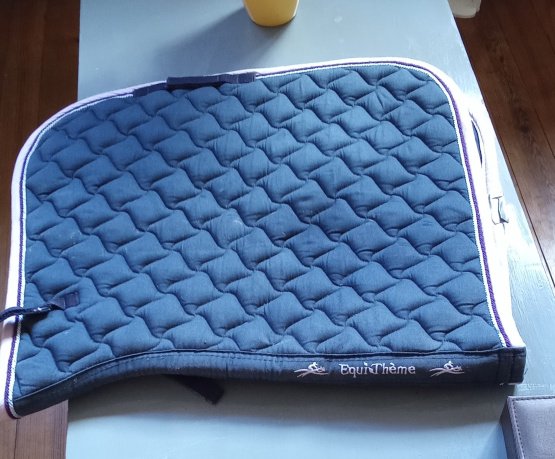 Tapis de selle Equithème bleu (cheval) occasion Tapis de selle Equithème bleu (cheval) occasion