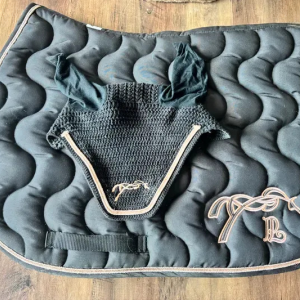 Lot tapis & bonnet Pénélope Leprevost noir (cheval) occasion