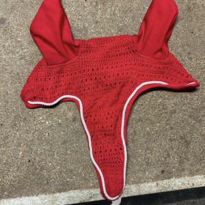 Bonnet équitation rouge (poney) neuf occasion