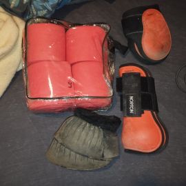 Lot guêtres, protège boulets, cloches et bandes (cheval)