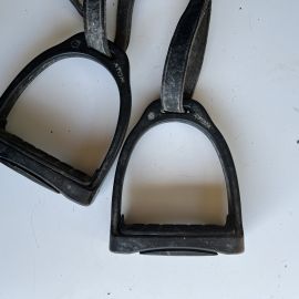 Etriers Atom plastique noir