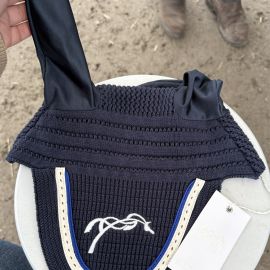 Bonnet Pénélope Leprévost bleu marine (cheval) neuf Bonnet Pénélope Leprévost bleu marine (cheval) neuf