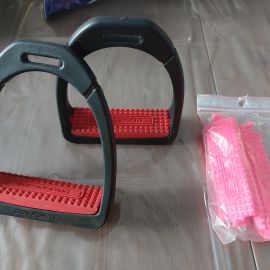 Étriers Compositi rouge & noir + plateau rose